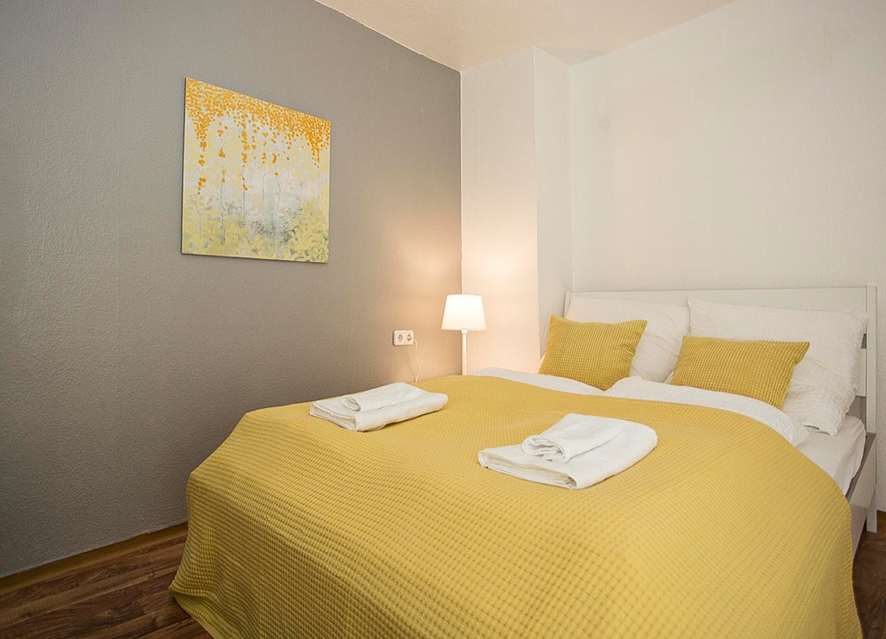 Modernes Schlafzimmer einer Mitarbeiterunterkunft in Nürnberg
